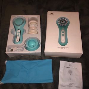 Facial Cleaning Brush, brand new!